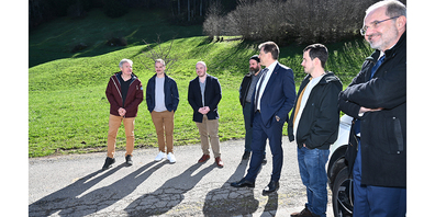 Umweltdirektor Sandro Patierno (3. v. r.) und kantonale und kommunale Deponieverantwortliche und -planer sowie Vertreter der Firma A. Ehler AG bei der gestrigen Begehung in Sattel.