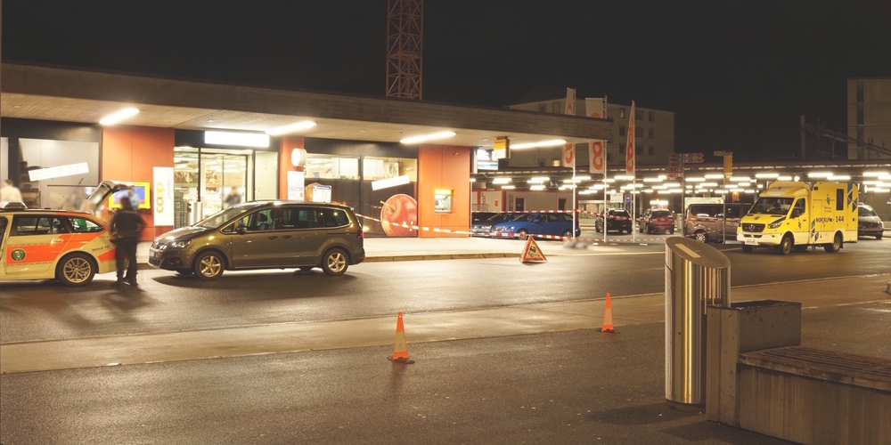 Bei der Buskante H am Bahnhof Sargans ereignete sich am Sonntagabend eine Gewalttat. Das Opfer ist weiter in Spitalpflege; zwei Verdächtige wurden verhaftet.