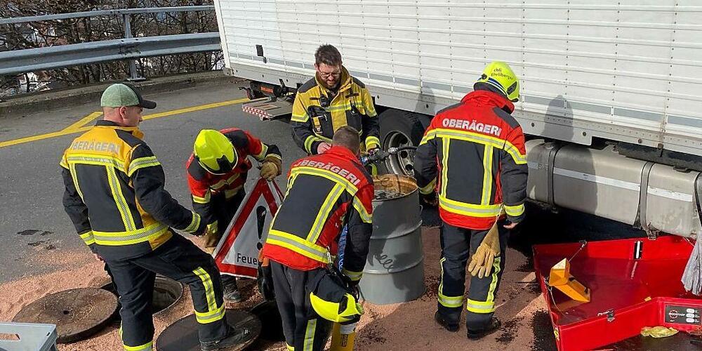Die Feuerwehr Oberägeri musste sich um den ausgelaufenen Diesel kümmern.
