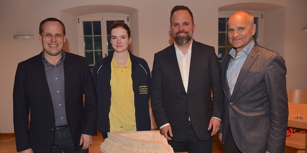 Verbands-Präsident Herbert Lins (r.) übergibt das Präsidialamt an Martin Jud (l.). Korrespondent David Nauer (2.v.r.) erzählt von seinen Einsätzen in der Ukraine und Russland und Steinmetz-Europameisterin Marlena Senne komplettiert das Quartett.