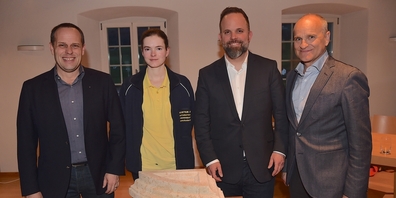 Verbands-Präsident Herbert Lins (r.) übergibt das Präsidialamt an Martin Jud (l.). Korrespondent David Nauer (2.v.r.) erzählt von seinen Einsätzen in der Ukraine und Russland und Steinmetz-Europameisterin Marlena Senne komplettiert das Quartett.