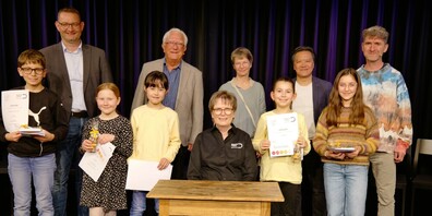 Es waren einmal … Die Preisträgerinnen und Preisträger mit Jury und Unterstützern (v.l.n.r.) Manuel Julio Toirac Garcia, Peter Nüesch (Lions Club Rheintal), Elina Seitz, Mia-Zoé Huynh, Hanspeter Enderli, Silke Tüxen (Jury), Ursula Badrutt (Rheintaler Kulturstiftung), Eliza Nagy, Paul Quan (Jury), Noomi Abuhav und Matthias Flückiger (Jury). Es fehlen Petra Hoppe (Jury) und Oliver Mosch (Preisträger).