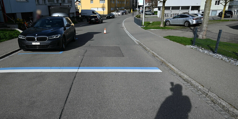 Bei der Ausfahrt aus dem Parkplatz übersah die Fahrerin den Jungen.