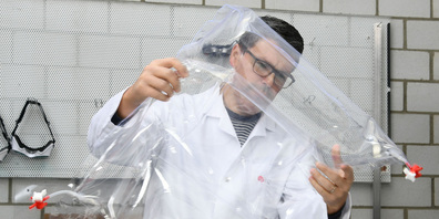 Empa-Forscher Simon Annaheim arbeitet an einer Matratze für Neugeborene