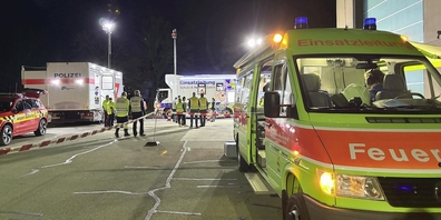 In der «grossen Wagenburg» hat sich die Gesamteinsatzleitung eingerichtet (von links): Kapo, Schutz & Rettung, Feuerwehr.