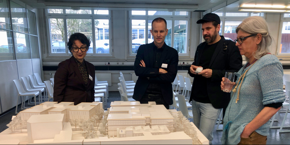 Sie scheinen zufrieden, ja sogar stolz: Drazenka Dragila Salis von Swiss Prime Site (links) und der leitende Architekt, Lukas Küng (Mitte), mit zwei Medienschaffenden vor dem Yond-Campus-Modell anlässlich der Medienpräsentation Mitte März.