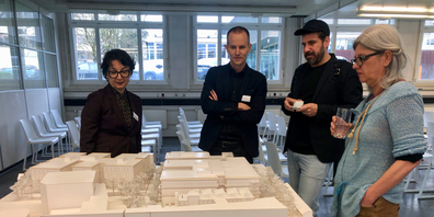 Sie scheinen zufrieden, ja sogar stolz: Drazenka Dragila Salis von Swiss Prime Site (links) und der leitende Architekt, Lukas Küng (Mitte), mit zwei Medienschaffenden vor dem Yond-Campus-Modell anlässlich der Medienpräsentation Mitte März.