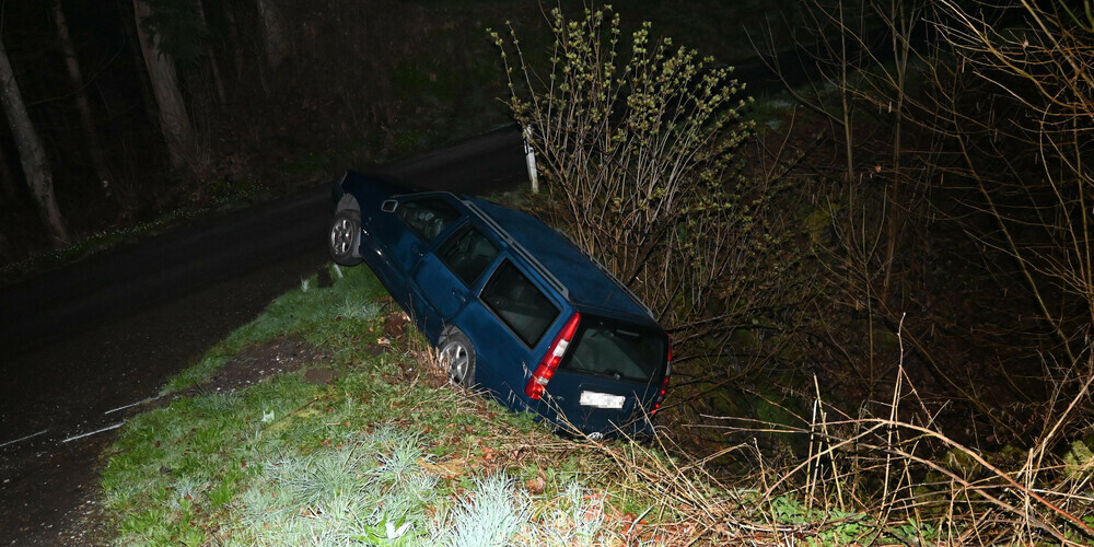 In dieser ungemütlichen Lage liess der Fahrer sein Auto stehen.