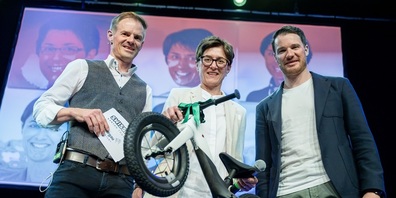 Regierungsrätin Monika Knill wurde mit einem Geschenk von der Thurgauer Sportfamilie verabschiedet.