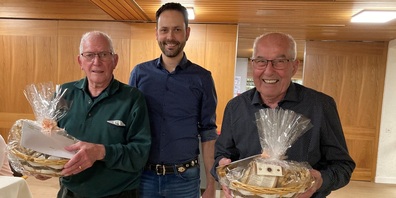 In der freiwilligen Gruppe wurden zwei Fahrer verabschiedet. Im Bild v.l.:  Armin Conzett (13 Jahre im Einsatz), Mauritius Mock (Leiter Verpflegung, Sana Fürstenland AG) und Alois Engetschwiler (25 Jahre im Dienst).