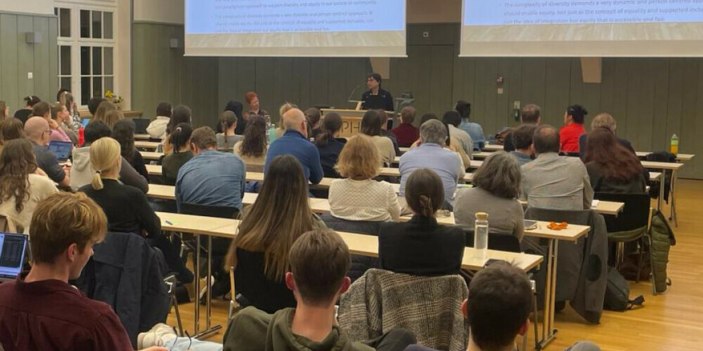 Santhi Corcoran stellte ihre Community-Projekte gegen Rassismus vor.