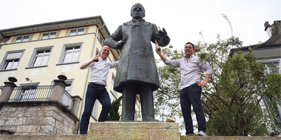 Auf ein Ginger Beer mit Johann Conrad Fischer (Statue beim Obertorkreisel): Die «Pioniercast»-Macher Matthias Wipf (l.) und Alex Blunschi. Doch wieso genau Ginger Beer?