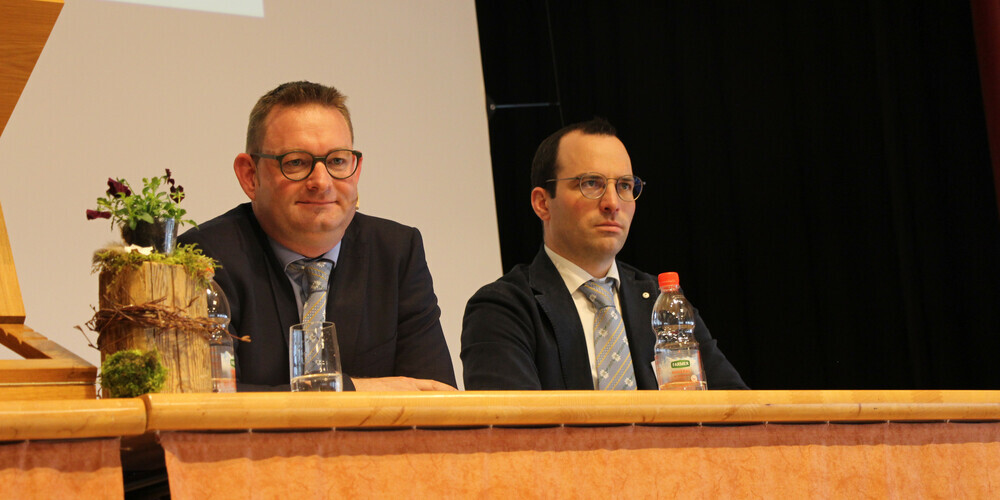 Verbandspräsident Peter Nüesch (links) diskutierte mit den Regierungsräten Beat Tinner und Bruno Damann über Landwirtschaftsthemen.