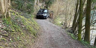 In der Nacht auf Donnerstag landete ein Autofahrer mit seinem Fahrzeug auf dem Fussweg und blieb stecken.