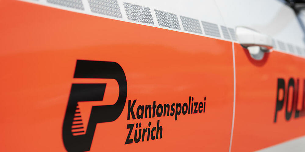 Die Kantonspolizei Zürich hat am Mittwochabend in Glattfelden einen 23-jährigen Mann festgenommen. Er soll während eines Streits seine 22-jährige Frau mit einer Stichwaffe schwer verletzt haben. (Symbolbild)