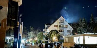 Bei einem Brand in einem Mehrfamilienhaus in Watt ZH ist am frühen Freitagmorgen ein Sachschaden von mehreren hunderttausend Franken entstanden.