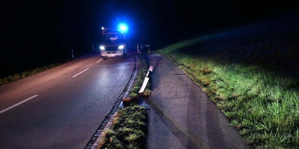 In dieser Kurve geriet die Fahrerin über die Fahrbahn hinaus.