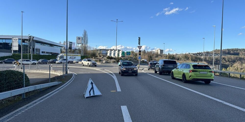 Zwei Autofahrer fuhren Seite an Seite durch den Kreisel und kollidierten schliesslich.