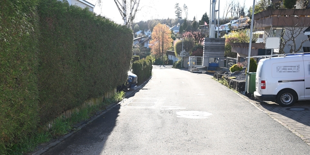 In angetrunkenem Zustand lenkte hier in Wagen ein 43-Jähriger sein Mofa gegen ein parkiertes Auto.
