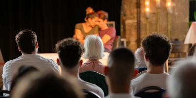 Die Theatergruppe act-back spielt gerne Szenen, die zum Nachdenken anregen.