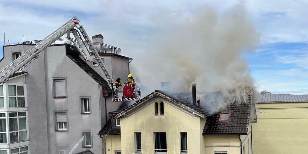 Das Feuer griff auch auf das Dach eines Nachbarhauses über.
