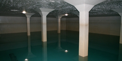 Blick in ein gefülltes Wasserreservoir. (Themenbild)