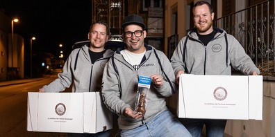 Roger Wichser (mitte) mit Ivan Louis und Adrian Brügger vom Toggenburgshop zu Beginn der Verteilaktion.