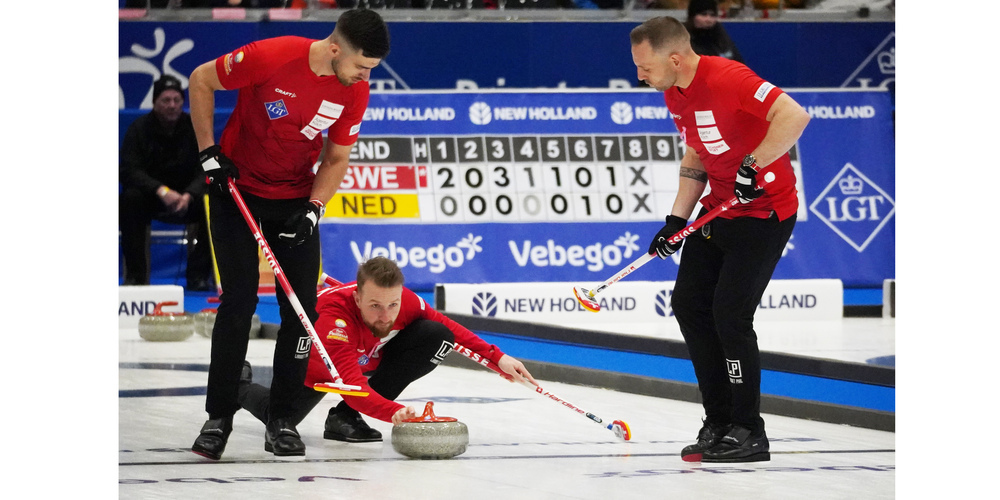 Das Schweizer Curling-Team feiert gegen Neuseeland einen ungefährdeten Sieg.