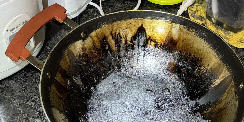 Das Kochgut brannte in der Pfanne an und es kam zu Rauch.