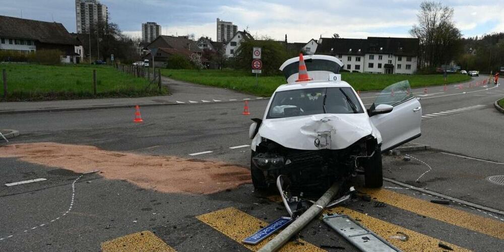 Die Fahrerin des Autos erlitt beim Unfall in Regensdorf ZH mittelschwere Verletzungen.