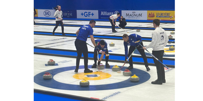 Italien gewinnt zuerst gegen Tschechien, muss sich dann aber Titelverteidiger Schottland geschlagen geben. 