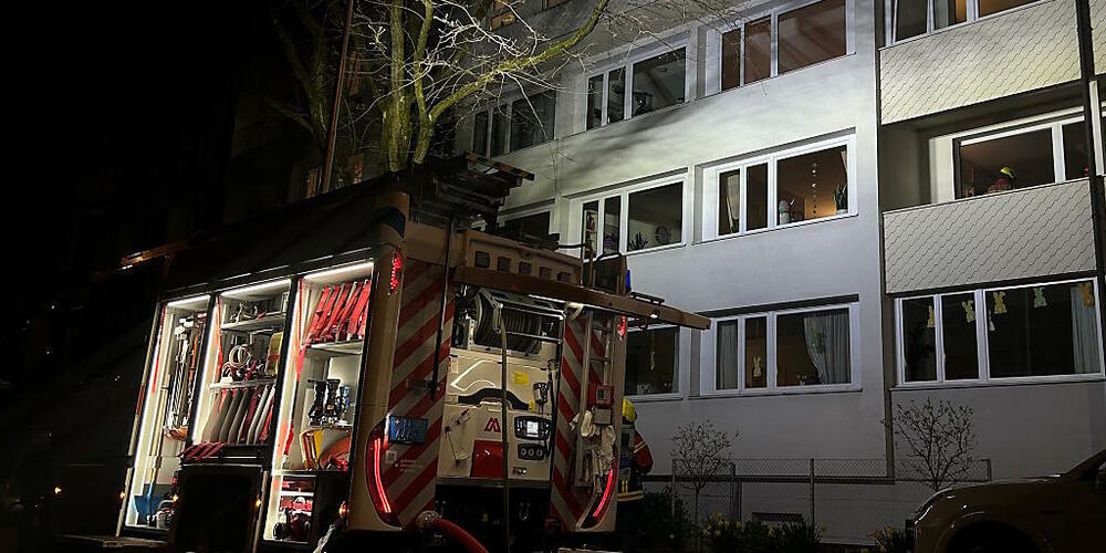 Bei einem Brand in einem Altersheimzimmer in Rorschach SG am Sonntagabend sind laut Polizei mindestens vier Personen verletzt worden. Es entstand Sachschaden von mehreren zehntausend Franken.