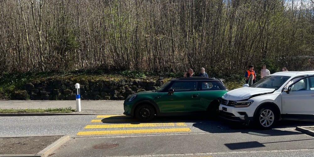 Alle drei Insassen der beiden Fahrzeuge wurden beim Unfall verletzt.