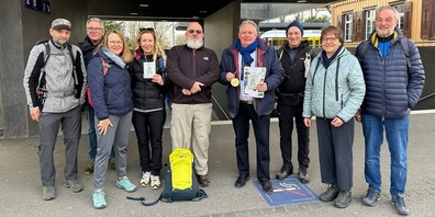 Der Kreuzlinger Stadtpräsident Thomas Niederberger begrüsst die Wandergrupp  am Bahnhof Kreuzlingen: (von links) Markus Jud, Andreas Heucke, Edith Wohlfender, Ilana Guzzi, Hermann Heiter,  Stadtpräsident Thomas Niederberger, Valentino Dietler, Cornelia Zecchinel und Roland Wohlfender.