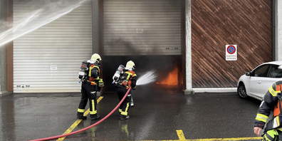 Bekämpfen Brand: Die Feuerwehr im Einsatz in Bad Ragaz. 