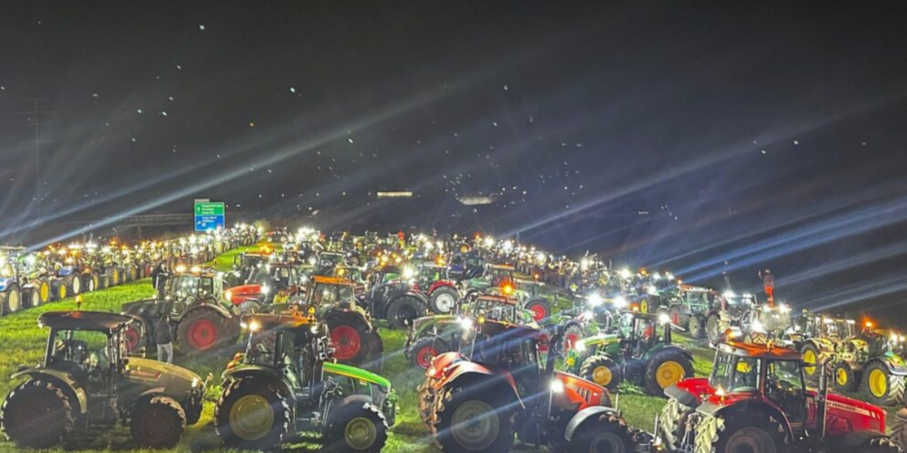 Die Traktoren formierten sich auf einer grossen Wiese beim Autobahnanschluss Uster-West.