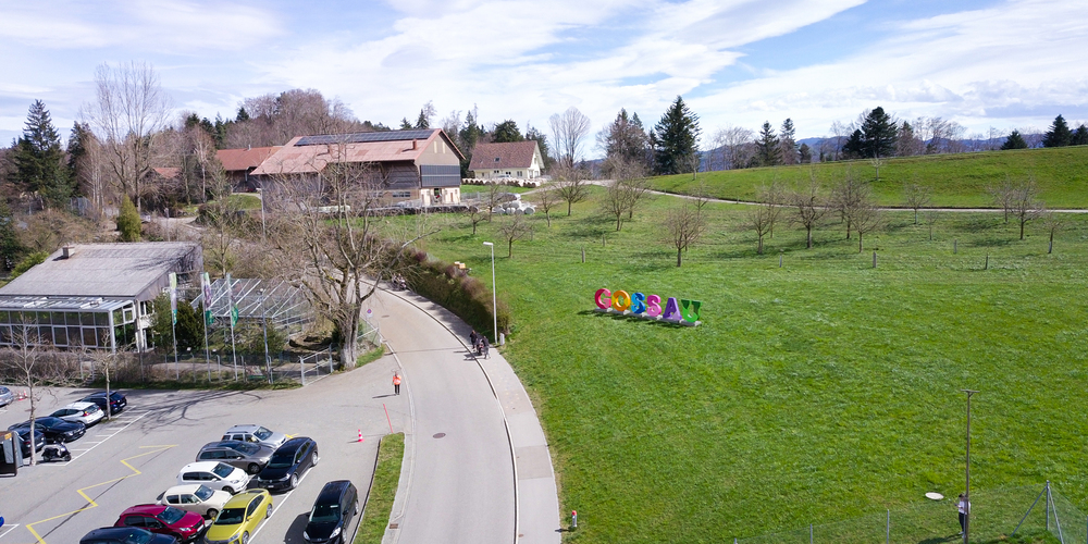 Der Jubiläumsschriftzug steht neu auf der Wiese neben dem «Tierliwalter».