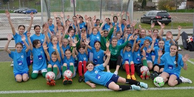 Géraldine Ess (im grünen FCSG-Trikot) zeigte den Mädchen ihre Tricks.