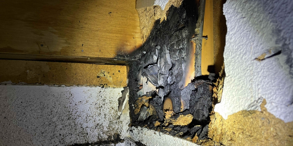 Die Holzbalken am Cheminée überhitzten zu stark und fingen Feuer.