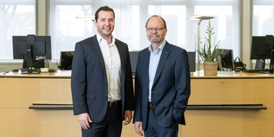 Am 1. Juli 2024 übernimmt Remo Bochsler (l.) von Urs Glaus die Leitung der SGKB-Niederlassung in Uznach.