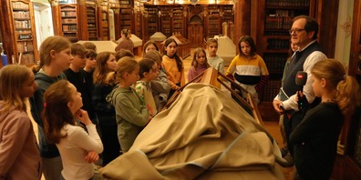 Der Stiftsbibliothekar schafft es, mit seinen Ausführungen die Kinder in den Bann zu ziehen.