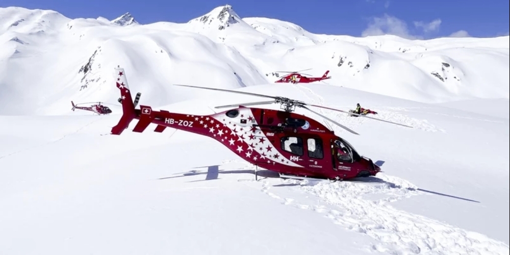 Sieben Helikopter von Air Zermatt, Air-Glaciers und Rega begaben sich an den Einsatzort am Petit Combin im Unterwallis..