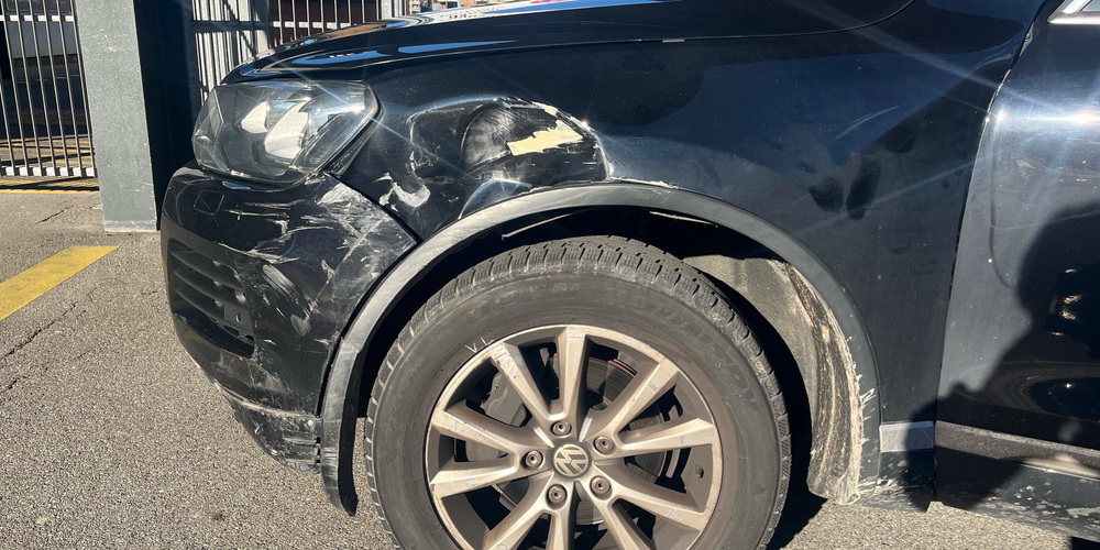 Durch das Ausweichmanöver des 33-Jährigen wurde das Auto des 56-Jährigen in Mitleidenschaft gezogen.