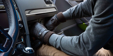 Die zwei Personen wurden in flagranti erwischt, wie sie ein Auto durchsuchten.