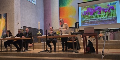 Kirchbürgerversammlung in der Kirche Niederuzwil. Im Bild v. l.: Dominique Maria Koller (neugewählte Verwaltungsrätin), Roger Zahner (Verwaltungsrat, Leitung Infrastruktur), Wolfgang Fedi (Verwaltungsrat, Leitung Finanzen), Kurt Widmer (Verwaltungsratspräsident) und Brigitte Bellmont (Geschäftsführerin).