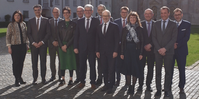Gruppenbild des Arbeitstreffens der St.Galler und Bündner Regierungen in St.Gallen.