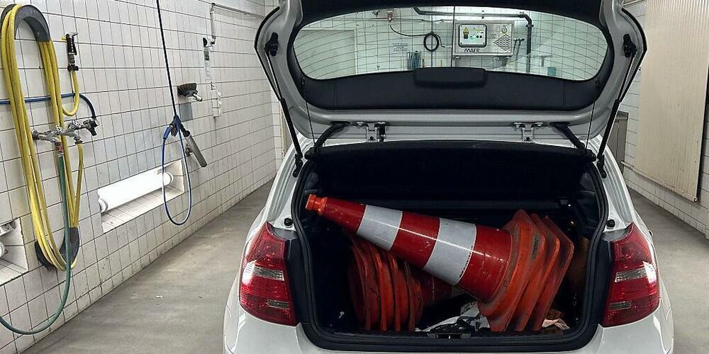 Die Kantonspolizei Schwyz konnte die sieben entwendeten Leitkegel sicherstellen.