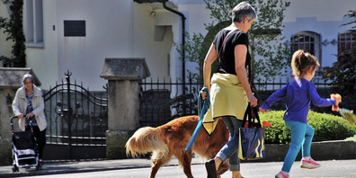 Gemeinsam spazieren: Das Patenschaftsprojekt «mit mir» hegt keine hohen Ansprüche. Schön ist, wenn die Kinder in den eigenen Alltag integriert werden. 