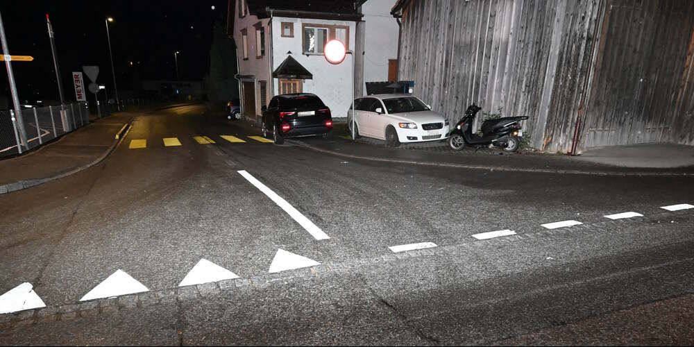 Beim Überholen kollidierte der 17-Jährige Rollerfahrer mit dem Auto.