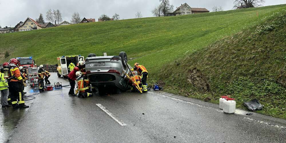 Die Feuerwehr musste den 88-Jährigen aus dem Auto bergen.